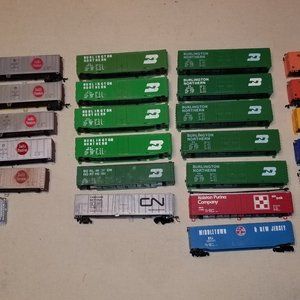 HO Scale 30 boxcars needing wheelsets